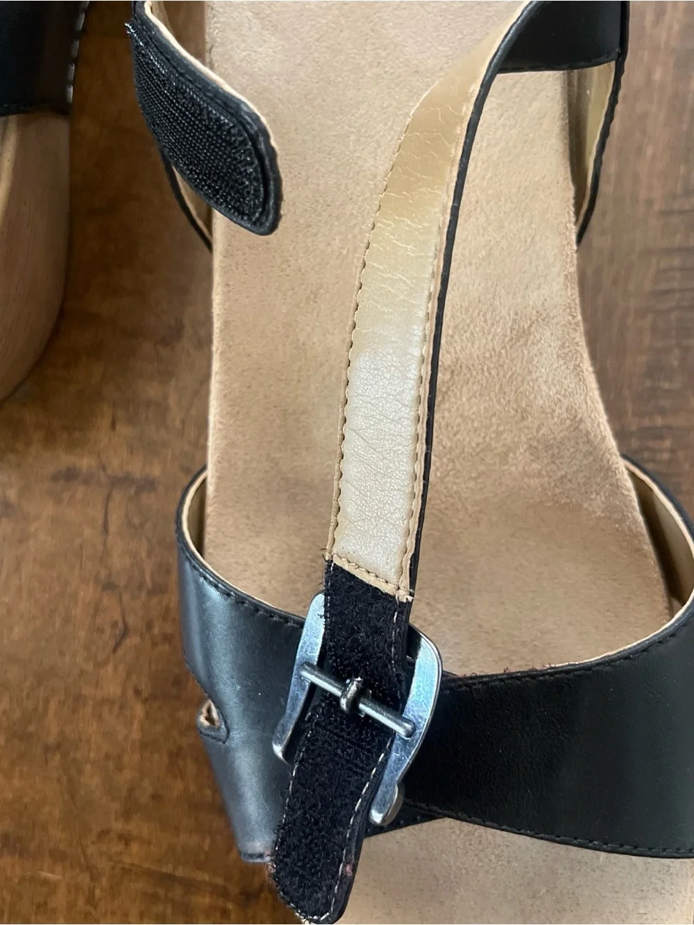 Dansko black leather wedge wood grain platform clog sandals with Velcro straps - Picture 6 of 7